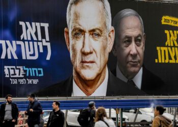 Benny Gantz ja vastustaja Benjamin Netanjahu Gantzin puolueen vaalimainoksessa maaliskuussa.