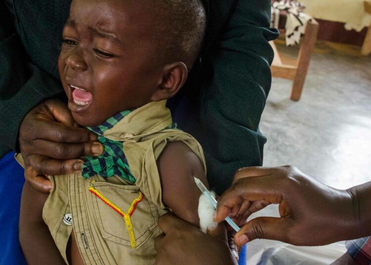 Lapsia rokotettiin viime syksynä Nkozissa Kongon demokraattisessa tasavallassa.