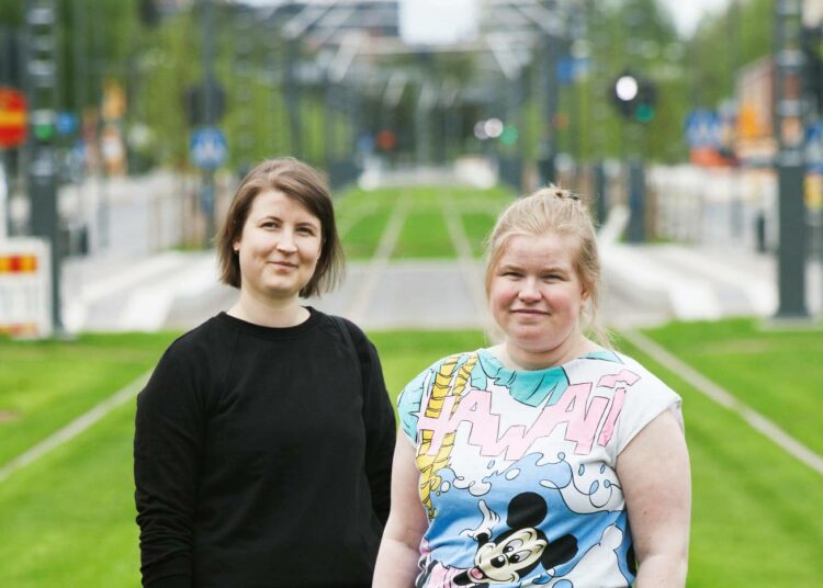 Eveliina Koskiranta (vas.) ja Mari Uusivirta näkevät nuoret aktivistit hyvänä esimerkkinä siitä, miten arkielämässä voi ottaa kantaa omien arvojen ja asioiden puolesta.