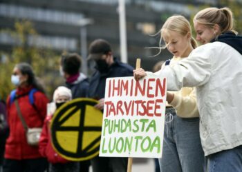 Hätäjarrutus -mielenosoituksessa Helsingissä 3. lokakuuta vaadittiin ilmastohätätilan julistamista.