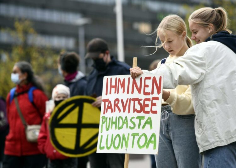 Hätäjarrutus -mielenosoituksessa Helsingissä 3. lokakuuta vaadittiin ilmastohätätilan julistamista.