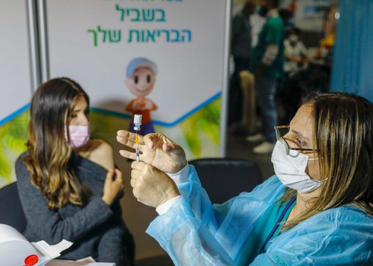 Israel aikoo saada aikuisväestönsä rokotetuiksi maaliskuun loppuun mennessä, mutta palestiinalaisia tämä ei koske.