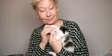 Laura Hänninen hoitaa kissojen pikkuvaivat itse.