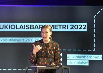 .Li Andersson painotti ennen budjettiriihen alkua, että kaikkien toimien pitää hyödyttää kaikkein pienituloisimpia lapsiperheitä. Kuva on otettu aiemmin elokuussa Lukiolaisbarometrin julkistustilaisuudessa.