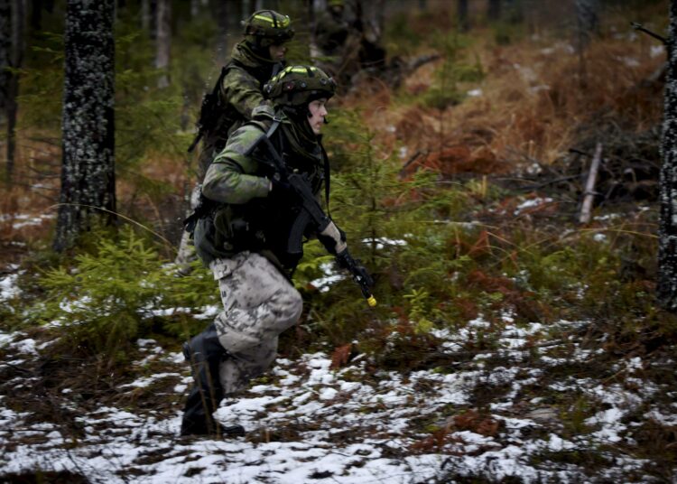 Militarisoituminen on levinnyt armeijasta kaikkialle yhteiskuntaan, väittävät palkitut Noora Kotilainen ja Susanna Hast.