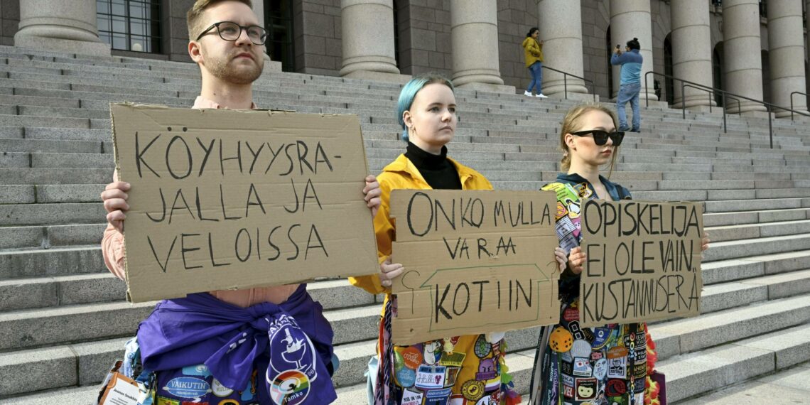 Nuorten usko hallituksen talousanalyysiin on heikompaa kuin vanhempien ikäluokkien. Kuvassa Suomen opiskelijakuntien liiton Samokin mielenosoittajat ovat edukuntatalolla kiinnittämässä huomiota hallituksen päättämiä toimeentulon leikakuksia vastaan viime perjantaina.