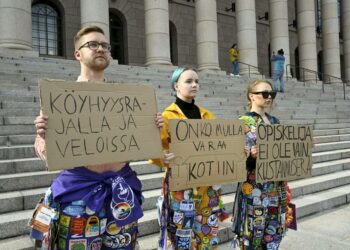 Nuorten usko hallituksen talousanalyysiin on heikompaa kuin vanhempien ikäluokkien. Kuvassa Suomen opiskelijakuntien liiton Samokin mielenosoittajat ovat edukuntatalolla kiinnittämässä huomiota hallituksen päättämiä toimeentulon leikakuksia vastaan viime perjantaina.