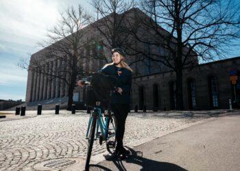 Mai Kivelä muistuttaa työmatkapyöräilyn positiivisista terveysvaikutuksista.