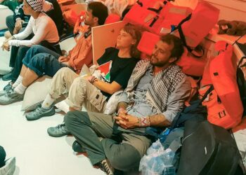 Israelin ulkoministeriö julkaisi torstaina kuvan avustuslaivueelta kiinniotetuista aktivisteista.