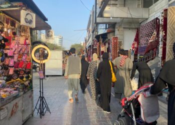 Kabulin torialuetta, jossa kävelevillä naisilla on kaikilla miessaattaja.