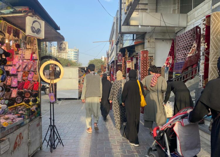 Kabulin torialuetta, jossa kävelevillä naisilla on kaikilla miessaattaja.