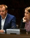 Veronika Honkasalo (oik.) jätti vastalauseen ulkoasianvaliokunnan mietintöön keskiviikkona. Mukana mietinnöstä pidetyssä tiedotustilaisuuessa oli myös kesksutan kansanedustja Antti Kaikkonen (vas.).