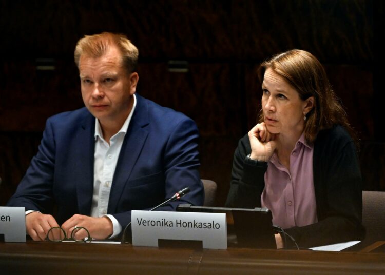 Veronika Honkasalo (oik.) jätti vastalauseen ulkoasianvaliokunnan mietintöön keskiviikkona. Mukana mietinnöstä pidetyssä tiedotustilaisuuessa oli myös kesksutan kansanedustja Antti Kaikkonen (vas.).