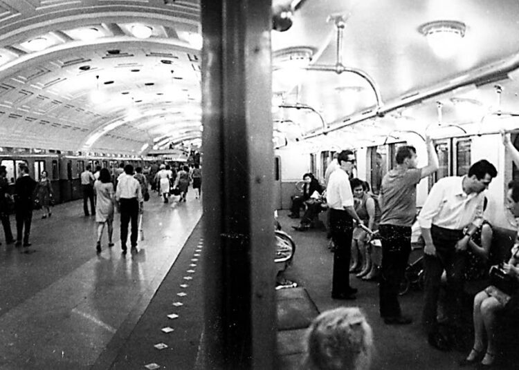 Neuvostokansalaisia Moskovan metrossa 1970-luvun alussa.