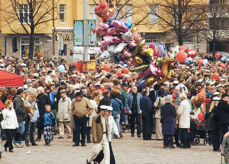 Hakaniemen torilla oli tungosta vappujuhlassa vuonna 2004.
