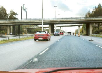 Sijoittaminen suomalaisiin tiehankkeisiin ei  juuri kiinnosta suuria ja pieniä eläkeyhtiöitä eikä kansainvälisiä sijoittajia .
