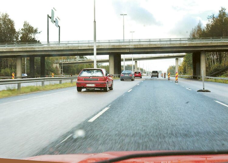 Sijoittaminen suomalaisiin tiehankkeisiin ei  juuri kiinnosta suuria ja pieniä eläkeyhtiöitä eikä kansainvälisiä sijoittajia .
