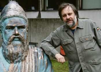 Slavoj ?i?ek ja Buddha-patsas Lontoossa. ?i?ek pitää zen-buddhalaisuutta ihanteellisena uskontona nykykapitalismille, koska se kehottaa sopeutumaan kärsimyksiin.