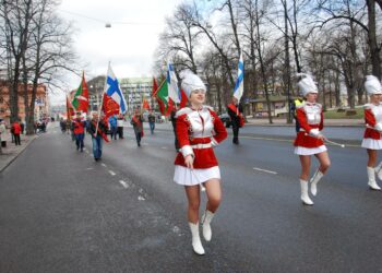 Turun vappumarssilla nähtiin naiskauneutta ja työväen lippuja.