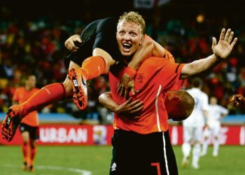 Dirk Kuyt ja Wesley Sneijder juhlivat Hollannin toista maalia Slovakiaa vastaan maanantaina. Hollanti on Argentiinan ohella ainoa joukkue, joka on ennen perjantain ja lauantain puolivälieriä voittanut kaikki ottelunsa Etelä-Afrikan MM-kisoissa.