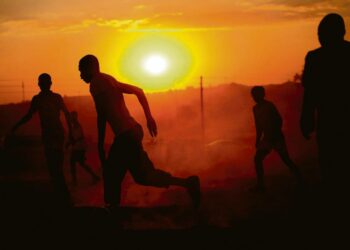 Hökkelialueen miehet pelasivat jalkapalloa Diepslootin townshipissa Johannesburgin laitamilla kesäkuun lopulla.