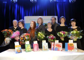 Kirjailija Tapani Bagge (vas.), kuvittaja Tuuli Juusela, kirjailija Siri Kolu, kirjailija Laura Lähteenmäki, kuvittaja Christel Rönns, kirjailija Markus Majaluoma, kirjailija Katarina von Numers-Ekman ja kirjailija Anne Vasko Finland Junior -kilpailun palkintoehdokkaiden julkistamistilaisuudessa.