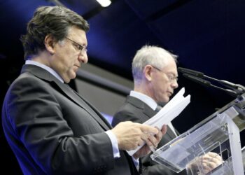 EU:n kansalaisille on tulossa oikeus tehdä aloitteita EU:n komissiolle. Kuvassa etualalla komission puheenjohtaja José Manuel Barroso, taustalla EU-presidentti Herman van Rompuy.