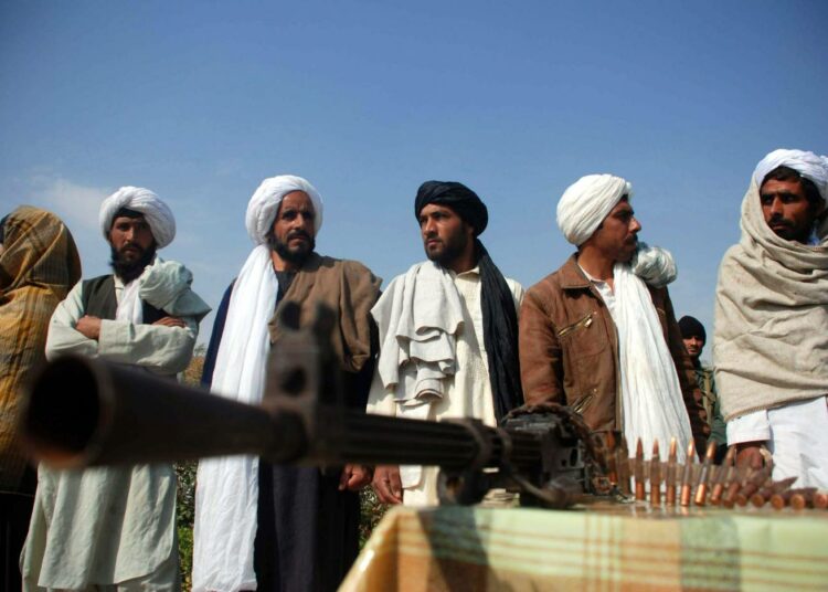 Viktor Bout toimitti aseita muun muassa talibaneille. Kuvassa antautuneita talibantaistelijoita Heratissa marraskuun 2010 alussa.