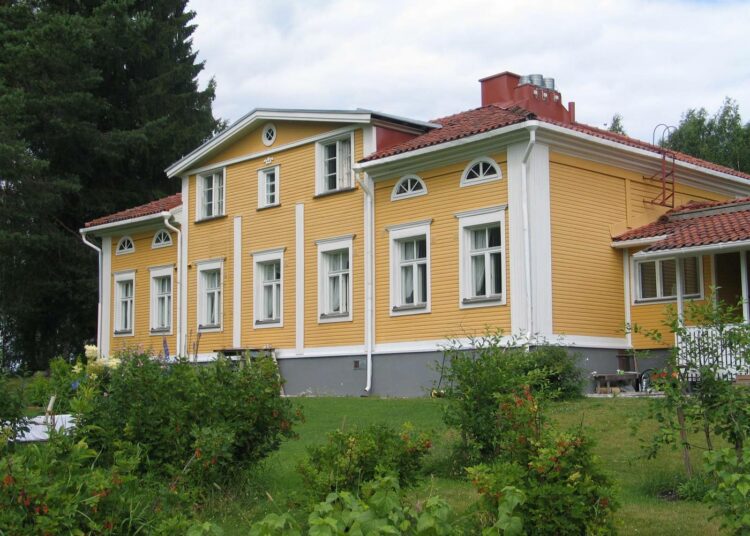 Väärnin pappila rakennettiin 1839. Enää ei löytyisi Suomesta tällaisen hirsipappilan rakentamiseen tarpeeksi jykeviä hirsipuita.