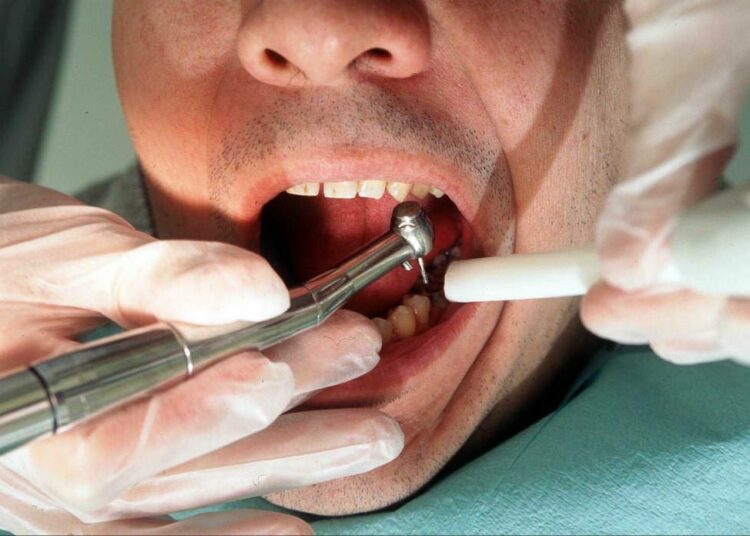 Yksityiset hammaslääkärit saavat tuottavuutta aikaan poran lisäksi myös kynällä, arvioidaan perjantaina julkistetussa tutkimuksessa.