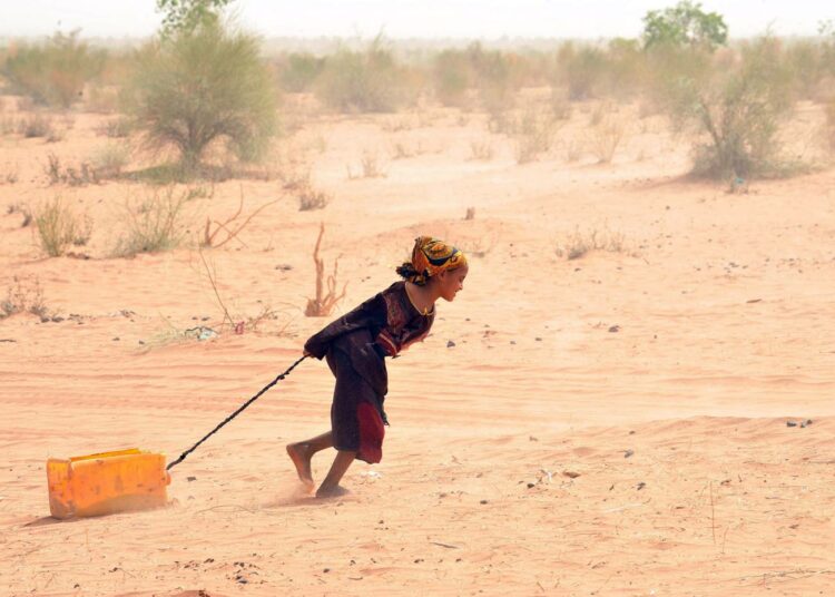 Malilainen pakolaistyttö vedenhakumatkalla Mauritaniassa.