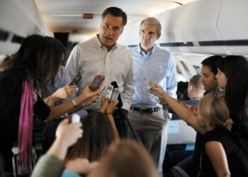 Mitt Romney tuossa nykyajan ihmeessä, lentokoneessa.