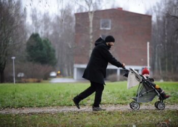 Vanhempain- tai hoitovapaalle jäämisen arvioidaan olevan miehille huomattavasti vaikeampaa kuin naisille.