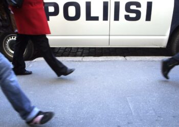 Mikko Paateron ehdotus poliisin vapaaehtoisista apulaisista synnyttäisi kyttäysmentaliteettia, sanoo vasemmistoliiton puoluesihteeri Sirpa Puhakka.