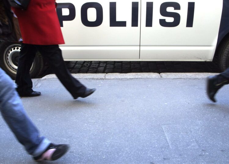 Mikko Paateron ehdotus poliisin vapaaehtoisista apulaisista synnyttäisi kyttäysmentaliteettia, sanoo vasemmistoliiton puoluesihteeri Sirpa Puhakka.