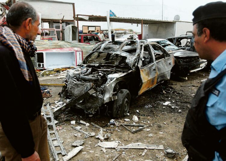 Autopommin jälkiä Bagdadin Sadr Cityssä viime maanantaina.