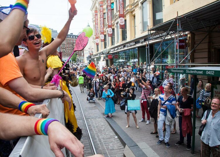 Homoista tehtiin urbaanin keskiluokkaisen elämäntavan mainostajia. Kuva vuoden 2012 Helsinki Pride-viikolta.