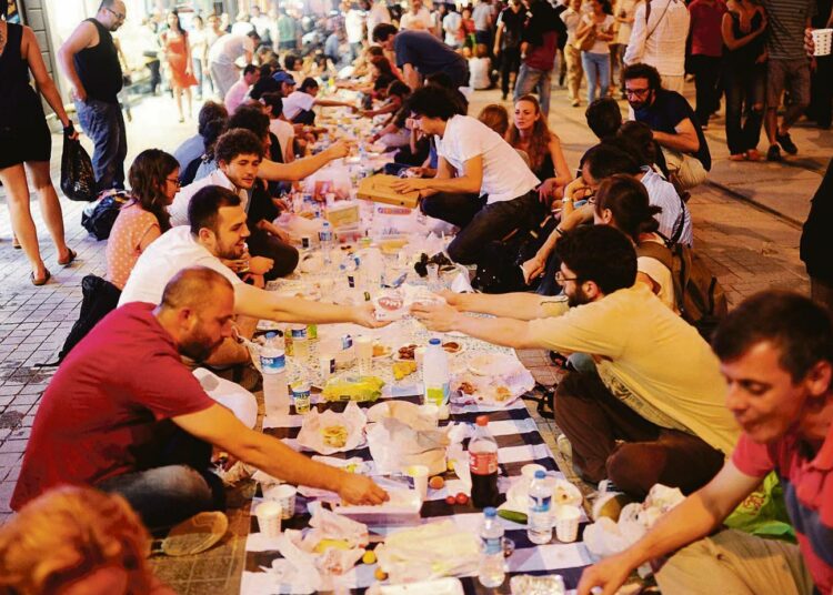 Turkin hallituksen vastustajat kokoontuivat auringon laskettua tiistaina syömään yhdessä ensimmäistä Ramadan-kauden illallista Istanbulin ostoskadulla Istiklalilla.