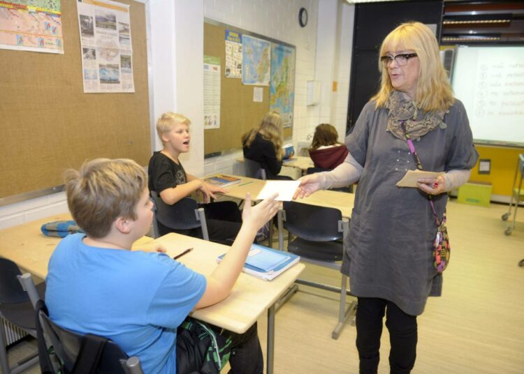 Opiskelijoita Espoon Karakallion koulun 7.  luokan ruotsin oppitunnilla. Opettaja Seija Westerholm aloittamassa tuntia.
