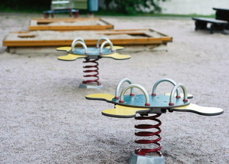 Hitaaseen demokratiaan sopii hyvin osallistuva budjetointi, vaikkapa budjettirahojen vaaraaminen lasten leikkipuistojen kehittämiseen. Kuva hiljaisesta leikkipuistosta Helsingin Haagassa.