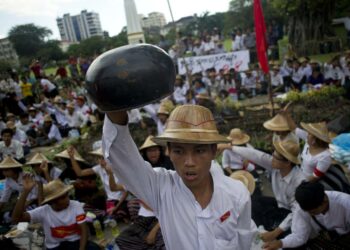 Opiskelijoita osoittamassa mieltä Yangonissa marraskuun puolivälissä.