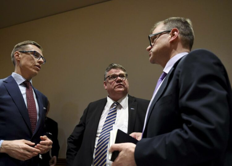 Uusien hallituspuolueiden puheenjohtajat keskustan Juha Sipilä (oik.), perussuomalaisten Timo Soini ja kokoomuksen Alexander Stubb.