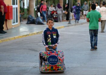 Syyrialaispakolaisia odottamassa keskiviikkona siirtoa Malagaan Pohjois-Afrikassa sijaitsevasta espanjalaisesta Melillan kaupungista.