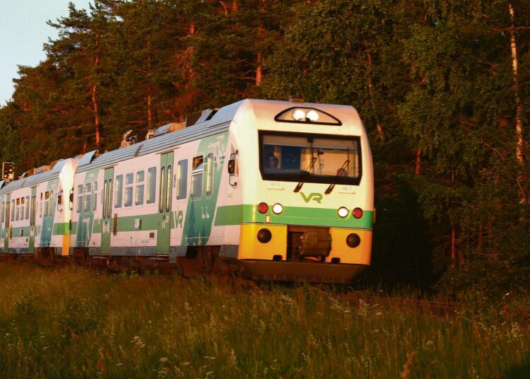 Hiljaisten rataosuuksien hoitaminen kannattavasti on vaikeaa ilman valtion tukea. Kuvan Savonlinnan ja Parikkalan väliä kulkevan henkilöjunan vuoroja karsittiin kovalla kädellä kuluvana syksynä.