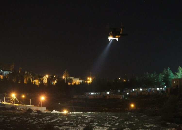 Israelilainen sotilashelikopteri partioimassa Otnielin juutalaissiirtokunnan yllä miehitetyllä Länsirannalla.
