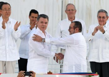 Kolumbian presidentti Juan Manuel Santos ja Farcin johtaja Timoleón ”Timochenko” Jiménez kättelivät allekirjoitettuaan rauhansopimuksen 26. syyskuuta Cartagenassa.