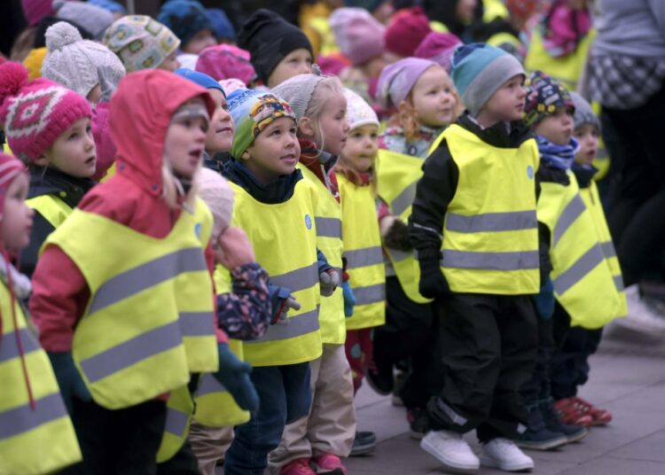 Vasemmistoliitto haluaa uudistaa perhevapaat pikaisesti.