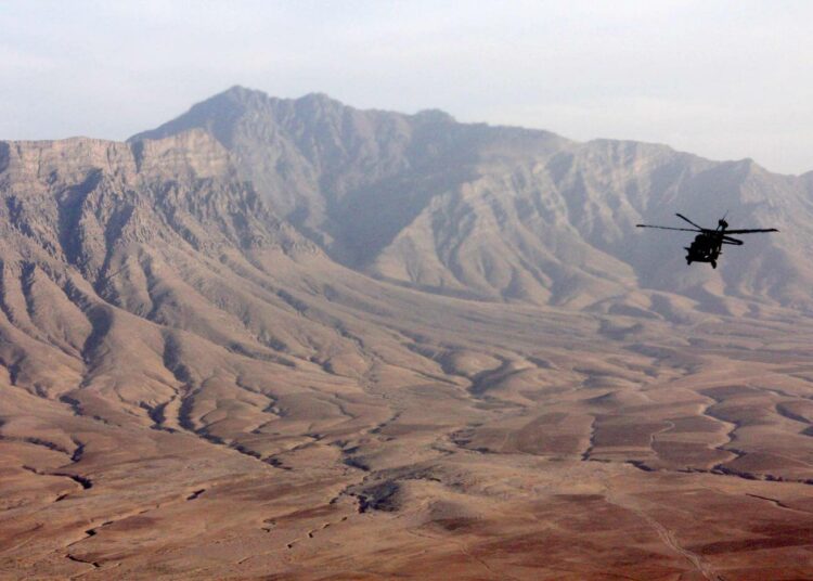 Yhdysvaltalainen sotilashelikopteri lentämässä lähellä Bagramin tukikohtaa Afganistanissa lokakuussa.