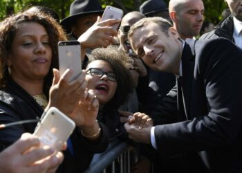 Emmanuel Macron kannattajiensa keskellä Pariisin Luxembourgin puistossa keskiviikkona.