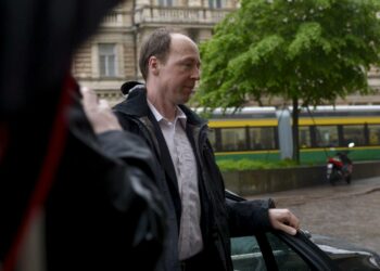 Perussuomalaisten uusi puheenjohtaja Jussi Halla-aho aloitti päivän kokousten sarjan aamulla marssimalla puoluetoimistoon.